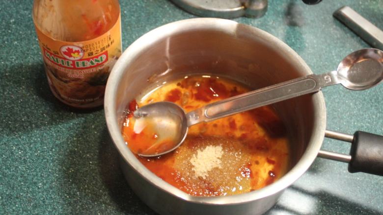 泰式吮指鸡块,趁空档制作酱汁：将酱汁材料都放入小钵。