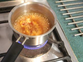 泰式吮指鸡块,小火煮滚后，煮约4-5分让酱汁稍稍收汁变稠，熄火备用。