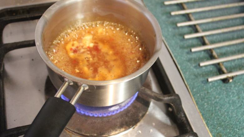 泰式吮指鸡块,小火煮滚后，煮约4-5分让酱汁稍稍收汁变稠，熄火备用。