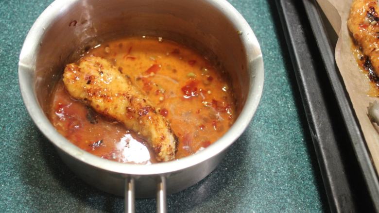 泰式吮指鸡块,将两面都烤过的鸡块，沾裹酱汁。