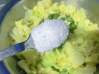 麻油蒜蓉卷心菜,一小匙盐。