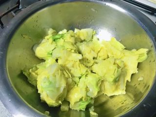 麻油蒜蓉卷心菜,撰在手里，用力撰干水分。
