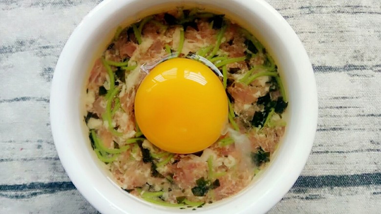 面条新吃法-蔬肉蒸太阳蛋,打入鸡蛋，蛋黄刚好在中间，不会跑掉