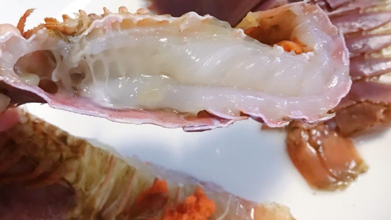 蒜蓉琵琶虾蒸粉丝,将里面的虾线内脏清理干净