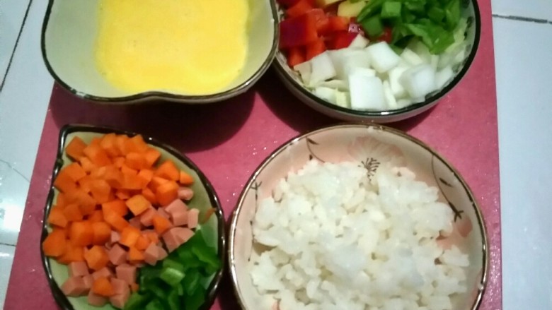 蔬菜丁炒饭,将所需食材准备好，蔬菜切丁，鸡蛋的蛋白、蛋黄分离