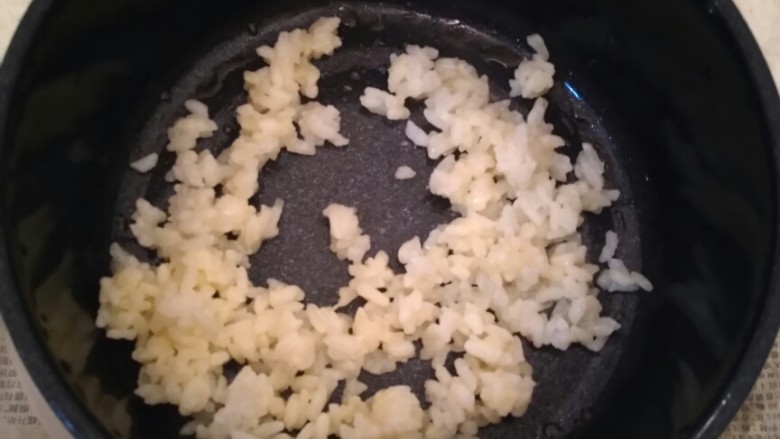 蔬菜丁炒饭,热锅放油，啦啦啦😊
再将米饭倒入锅中