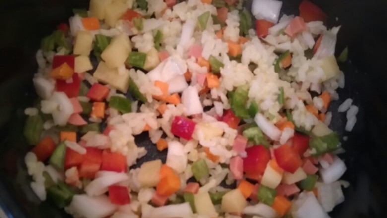蔬菜丁炒饭,将切好的蔬菜丁倒入锅中，一起翻炒