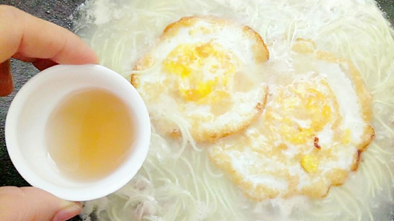 梅汁鸡蛋瘦肉黄瓜面,最后倒入梅汁（梅汁也可以按自己接受酸的程度放）就可以了