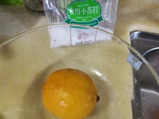 橙子果酱 化痰消食防感冒,用盐用力搓洗柠檬和橙子表面，再将一小勺盐和小苏打溶于水中，浸泡十分钟。