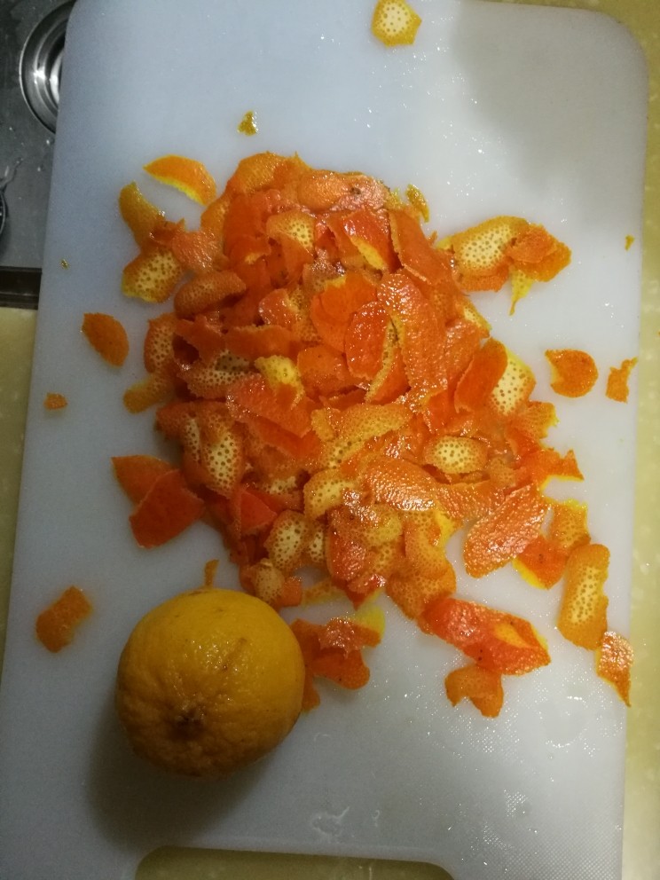 橙子果酱 化痰消食防感冒,用刮刀轻轻刮下橙皮和柠檬皮，注意尽量薄不要刮下太多白色部分哦，那个虽然可以去痰，但制出的果酱苦涩。