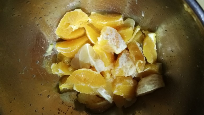 橙子果酱 化痰消食防感冒,将橙子果肉和柠檬果肉取出，记得一定要剔除核，不然也会让果酱变苦的。