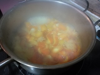 橙子果酱 化痰消食防感冒,锅中水烧开，将橙皮和柠檬皮焯水。