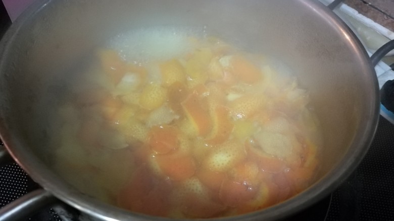 橙子果酱 化痰消食防感冒,锅中水烧开，将橙皮和柠檬皮焯水。