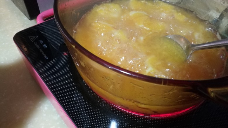橙子果酱 化痰消食防感冒,中火煮二十分钟，边煮边搅拌，避免糊锅。