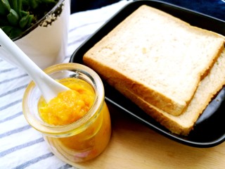橙子果酱 化痰消食防感冒,取一小罐打开，清香甜蜜的气息扑面而来，抹面包超级棒哦。