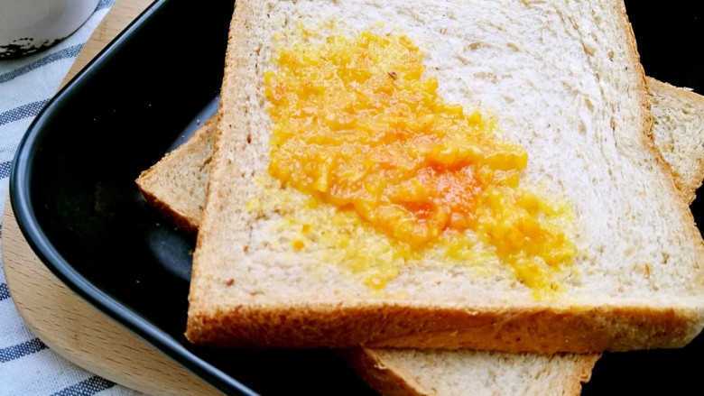 橙子果酱 化痰消食防感冒,舀一勺抹在面包上，清甜可口，开胃消食，还可以化痰止咳哦。