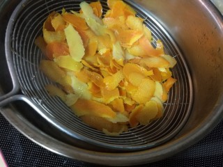 橙子果酱 化痰消食防感冒,捞出沥干水分。