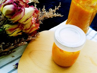 橙子果酱 化痰消食防感冒,容器用开水烫过，烘干。将果酱装入容器，密封保存。