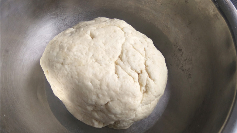 玉米煎饼,粉类呈絮状时，用手将其揉成面团；不光滑也成；将面团覆盖上保鲜膜，松弛片刻；