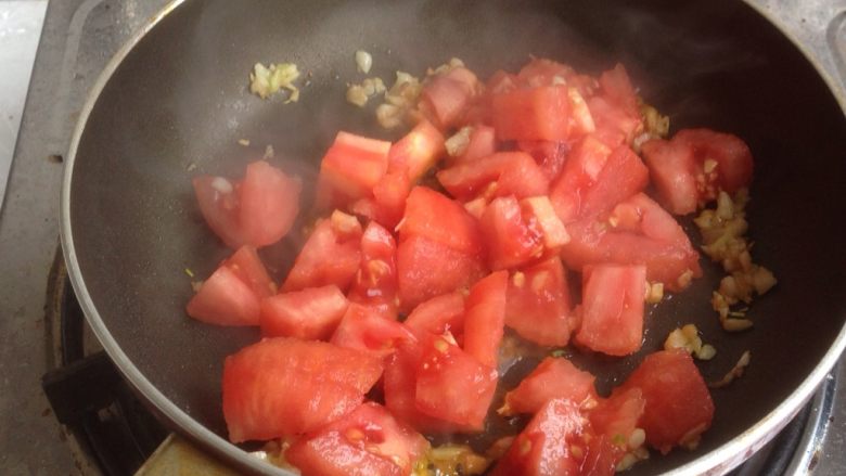 磷虾番茄意大利面,加入番茄丁，炒出汁