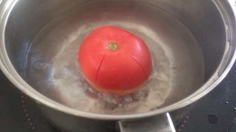 磷虾番茄意大利面,用刀在番茄表皮划十字，再煮一下