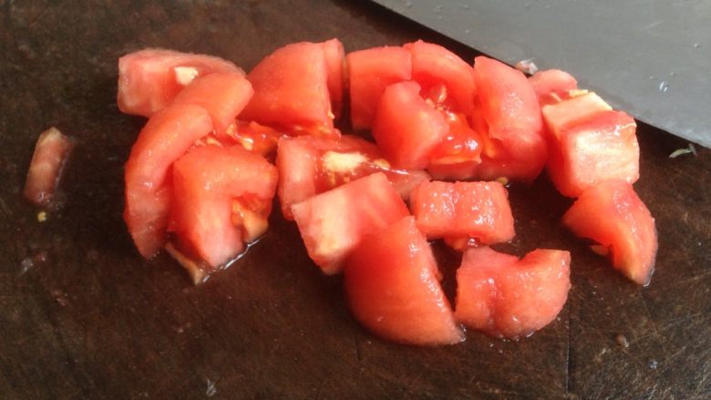 磷虾番茄意大利面,轻易去皮切小块