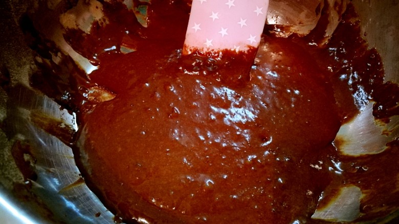 草莓可可裸蛋糕 新年好,用刮刀上下切拌均匀，切不可打圈搅拌，以免搅拌出筋