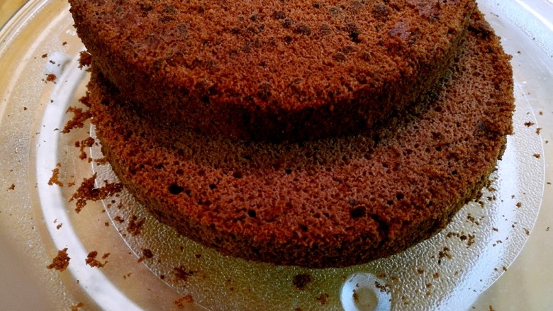 草莓可可裸蛋糕 新年好,取出蛋糕倒扣在烤架上，取下蛋糕，分层，切的时候可以用微波炉转盘来转