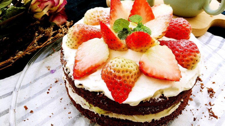 草莓可可裸蛋糕 新年好,将打发的奶油均匀抹在蛋糕上，摆上草莓，再摆上一层蛋糕，抹上奶油，摆上草莓。