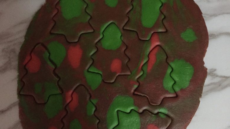 圣诞树饼干,擀开面团。用模具按出图形。