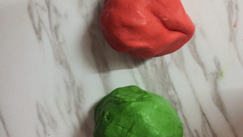 圣诞树饼干,将面团分为两份，加入色素揉成两个颜色的面团。