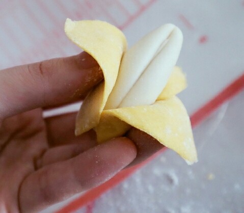 宝宝版香蕉馒头,将这片均匀的包裹起来就可以了，边角捏紧