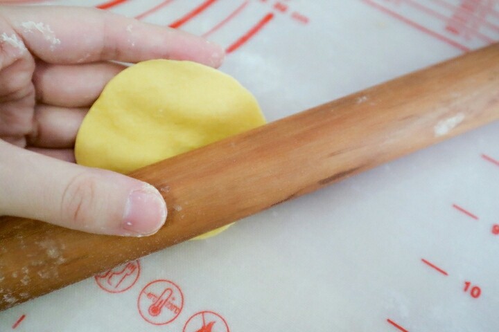 宝宝版香蕉馒头,将面球擀成圆形薄饼，就是饺子皮