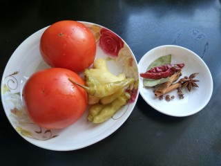 一锅炖  番茄萝卜炖牛腩,准备好番茄洗净，生姜，八角，桂皮，干辣椒，香叶，小米椒，草果没有拍了。