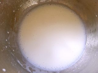 数字蛋糕,用蛋抽快速搅拌，至液体呈现乳化状态