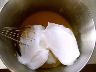数字蛋糕,将打发好的面糊分次加入到蛋黄糊中，先用蛋抽翻拌均匀，最后再用刮刀翻拌均匀