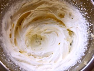 数字蛋糕,淡奶油加20克砂糖打发，出现清晰纹路，倾斜打蛋器不流动即可