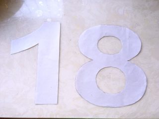 数字蛋糕,先打印出自己想要的数字，字体我用的艺术字，大小是320的，高度为19厘米，之后用剪刀裁掉多余的部分，只留数字