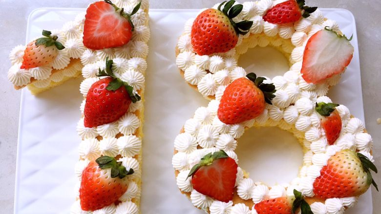 数字蛋糕,装饰上草莓