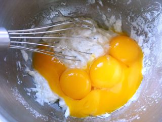 数字蛋糕,分离鸡蛋，蛋白打至干净无水无油的容器内，蛋黄加入到面糊中