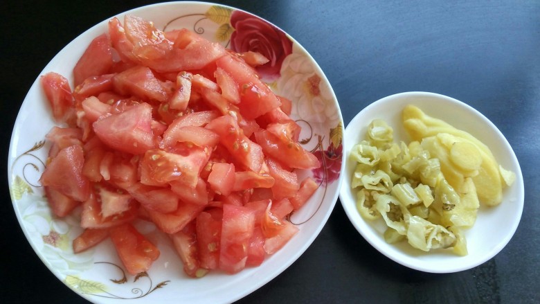 一锅炖  番茄萝卜炖牛腩,番茄去皮切碎，生姜切片，小米椒切碎，干辣椒也切碎。