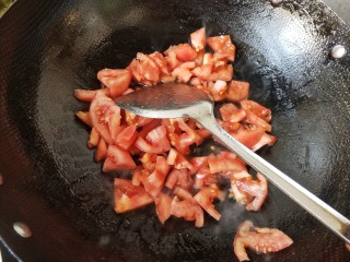 一锅炖  番茄萝卜炖牛腩,锅内再放油，炒番茄。