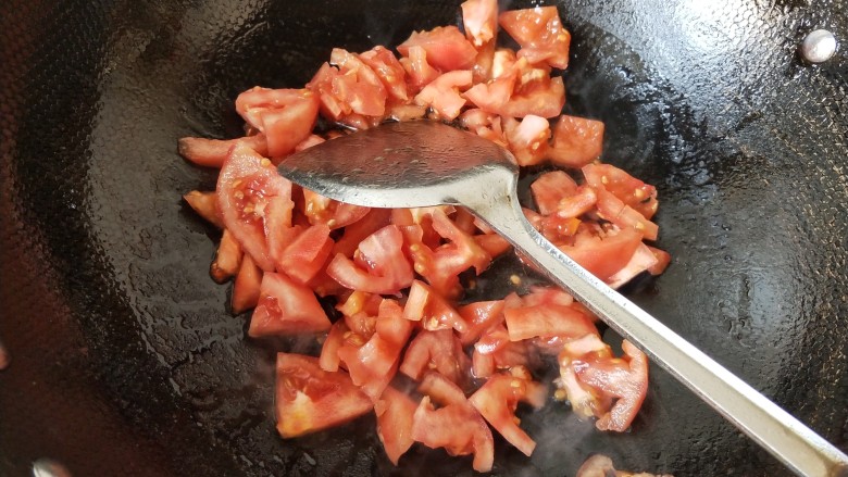 一锅炖  番茄萝卜炖牛腩,锅内再放油，炒番茄。