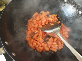 一锅炖  番茄萝卜炖牛腩,番茄炒出汁。