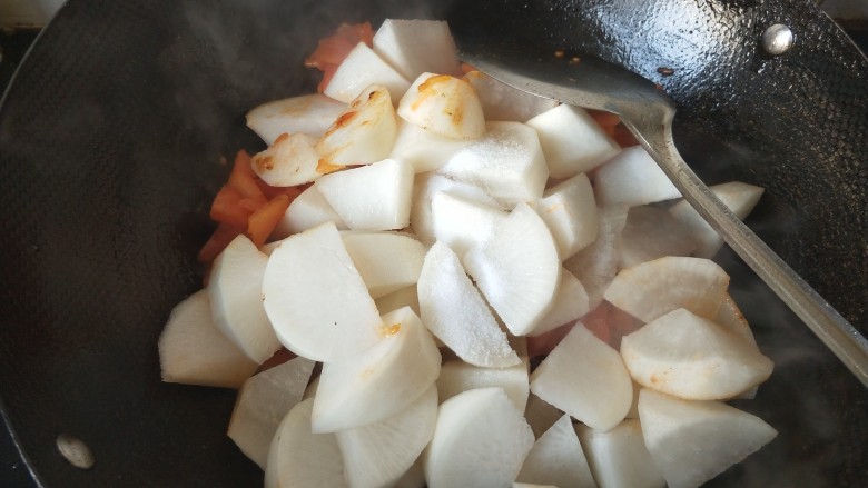 一锅炖  番茄萝卜炖牛腩,倒入萝卜，放盐，再放切好的小米椒。