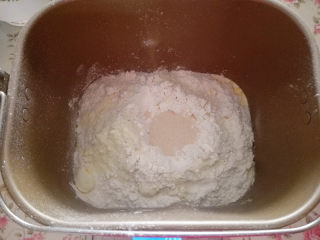 黑芝麻面包圈,将面包材料（除黑芝麻馅外）全部放入面包机里，按照先液体，再盐与糖对角放，最后放粉类，中间放酵母，和面至扩展阶段，
