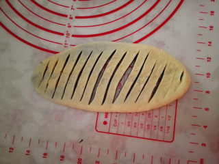 黑芝麻面包圈,用刀在中间均匀地切出条纹，四周不要切开，