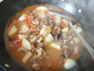 一锅炖  番茄萝卜炖牛腩,汤汁变浓。