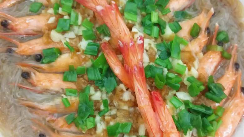 蒜蓉粉丝虾,撒一把小葱，再热两勺油浇到葱花和蒜蓉上。这道菜就完成啦。