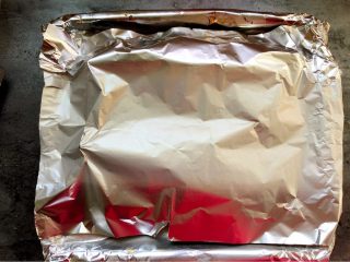 香烤孜然排骨,在烤盘上盖一张锡纸，再次放入烤箱200度烤30分钟左右即可。